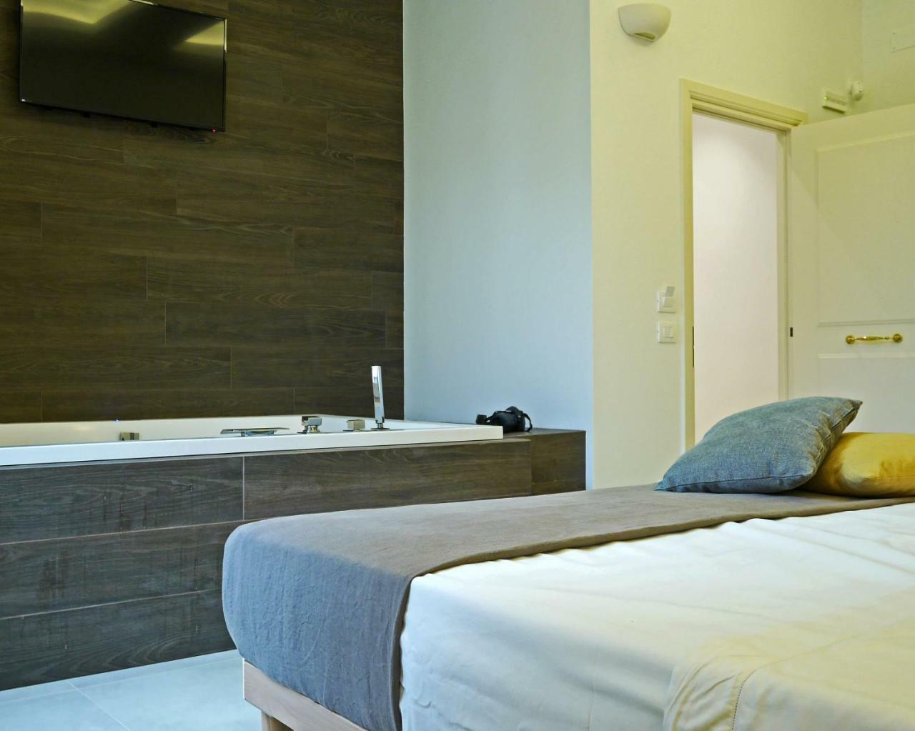 Palazzo San Lazzaro Bed & Breakfast เลชเช ภายนอก รูปภาพ