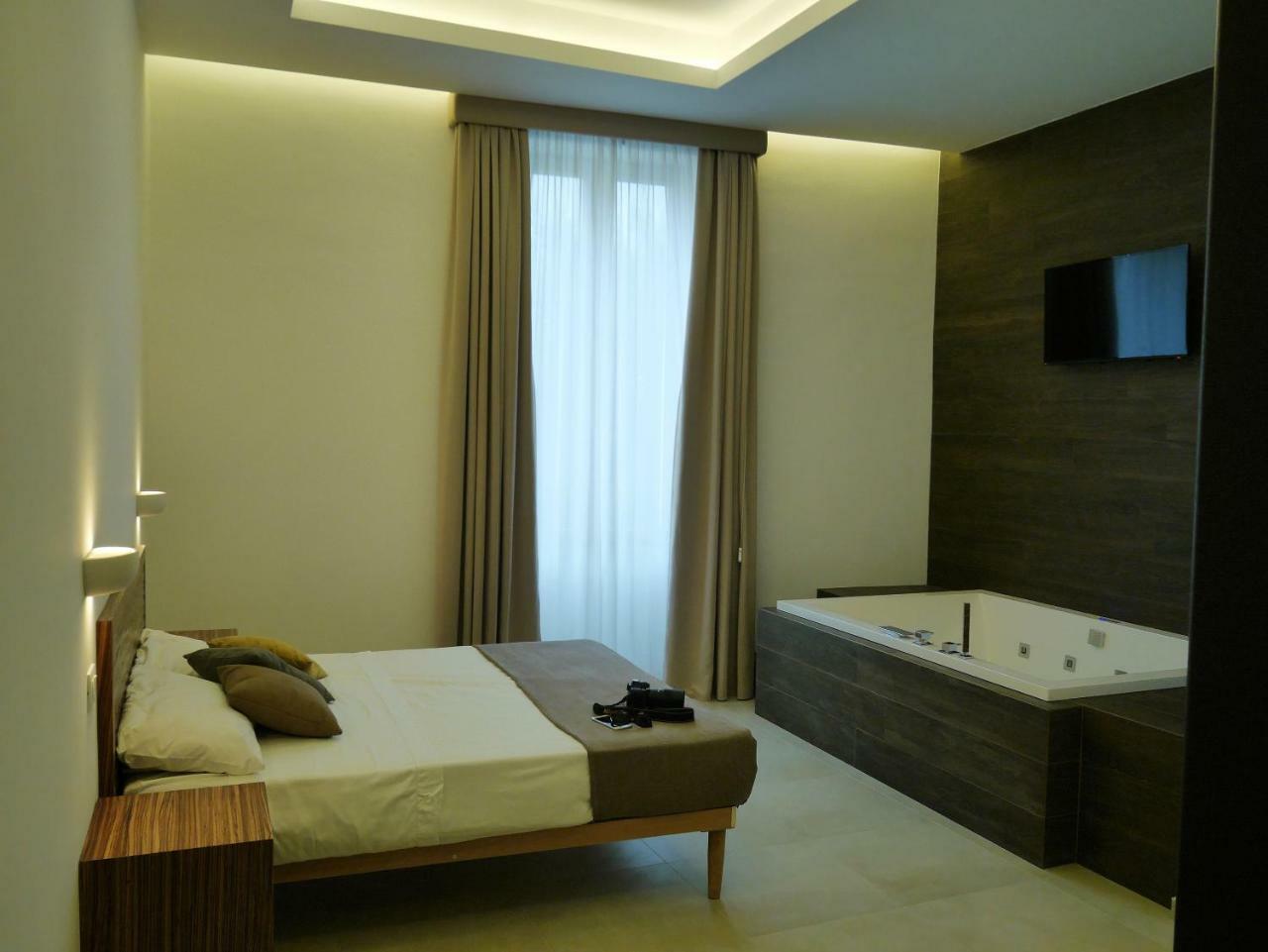 Palazzo San Lazzaro Bed & Breakfast เลชเช ภายนอก รูปภาพ