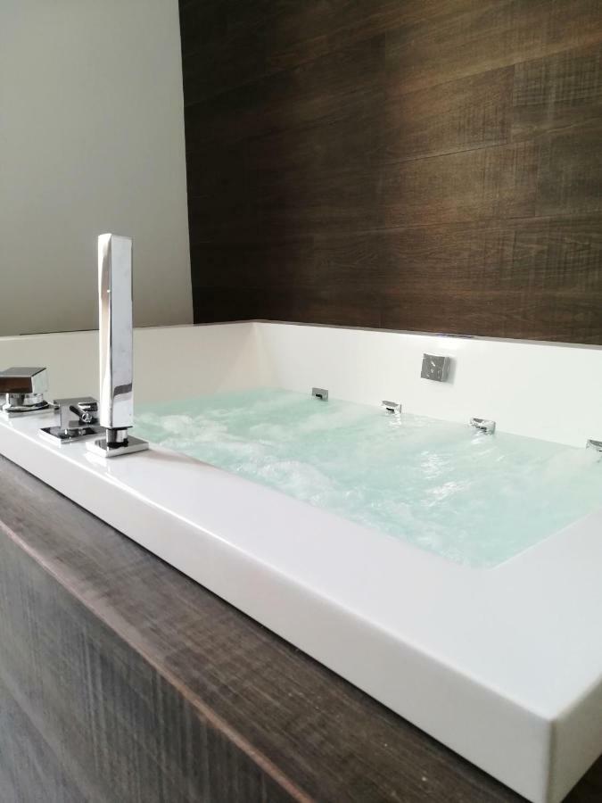 Palazzo San Lazzaro Bed & Breakfast เลชเช ภายนอก รูปภาพ