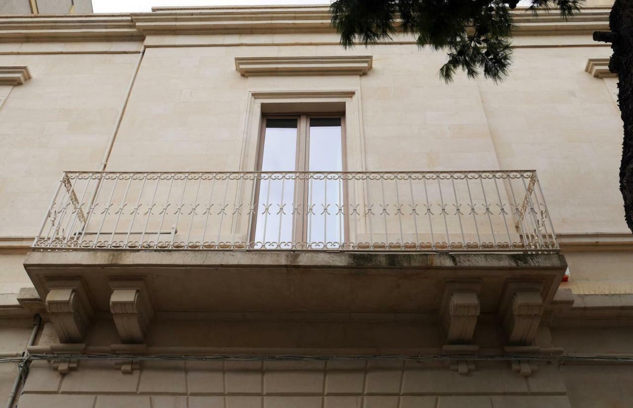 Palazzo San Lazzaro Bed & Breakfast เลชเช ภายนอก รูปภาพ